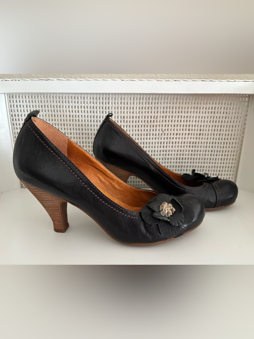 Naya Black Leather Flower Accent Pumps - Sz 8-1/2 - Like New
